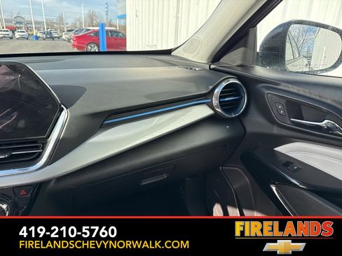 Used 2025 Chevrolet Trax LT w/ LT Convenience Package image 14