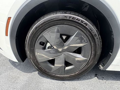 Certified 2025 Toyota Prius LE FWD image 8