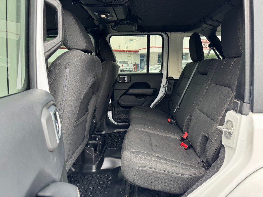 Used 2018 Jeep Wrangler Unlimited Sahara AWD/4WD image 16