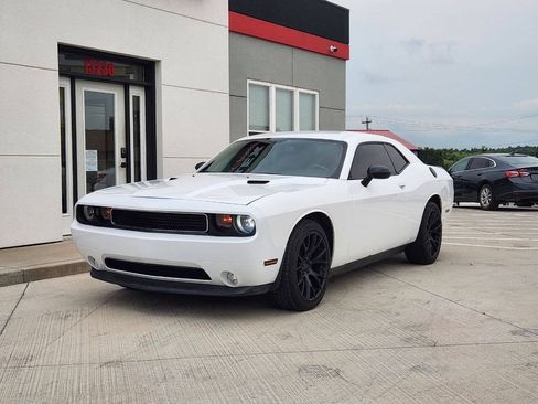 Used 2011 Dodge Challenger RWD image 2