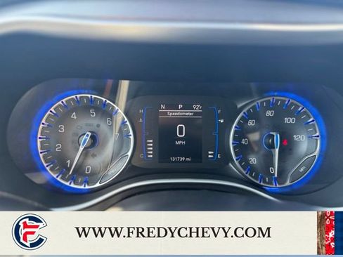 Used 2020 Chrysler Pacifica Touring-L FWD image 10