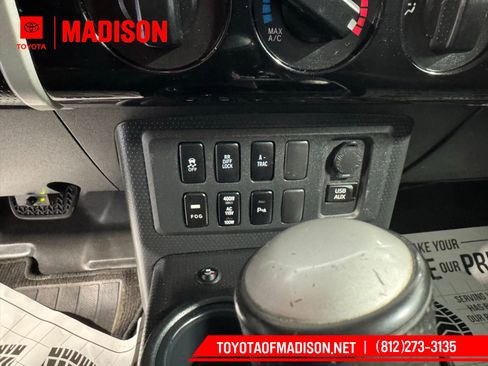 Used 2011 Toyota FJ Cruiser 4WD w/ Upgrade Pkg image 27