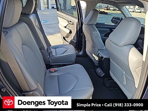 New 2026 Toyota Highlander XLE image 12