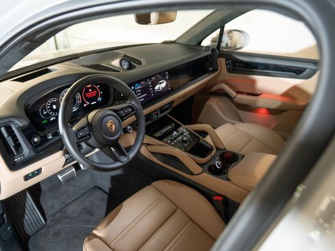 Used 2025 Porsche Cayenne GTS AWD/4WD image 4