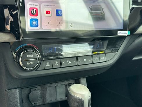 Used 2016 Toyota Corolla LE FWD image 22