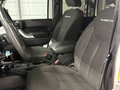 Used 2016 Jeep Wrangler Unlimited Rubicon w/ Connectivity Group AWD/4WD image 15