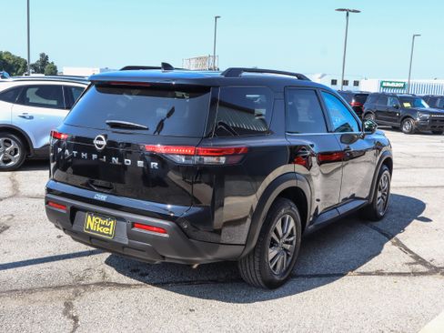 Used 2025 Nissan Pathfinder SV FWD image 4