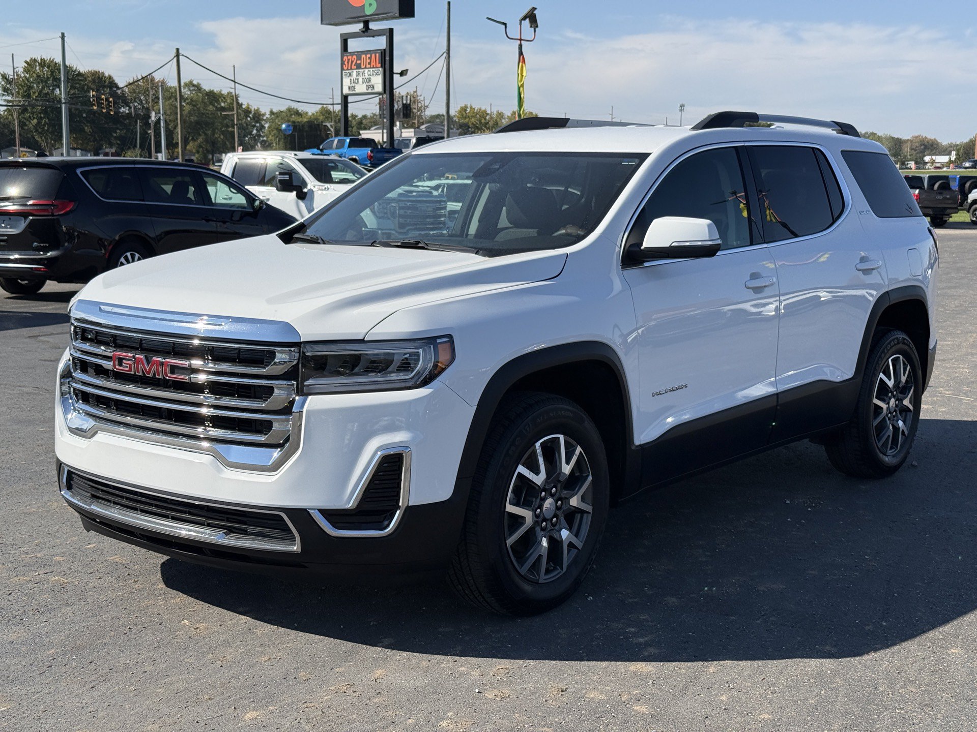 Used 2023 GMC Acadia SLE w/ Driver Convenience Package FWD image 4