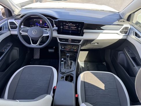 Used 2025 Volkswagen Taos SE AWD/4WD image 32