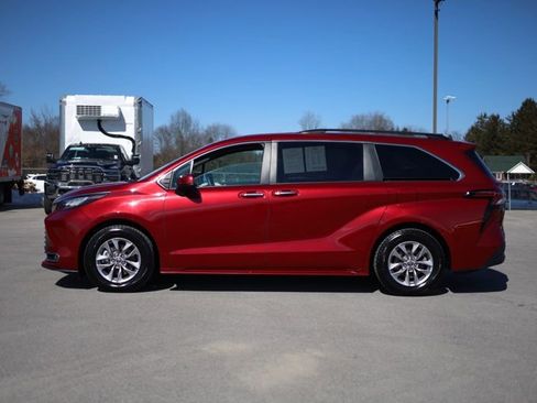 Used 2022 Toyota Sienna XLE image 6