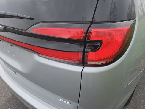 New 2026 Chrysler Pacifica Select AWD/4WD image 17