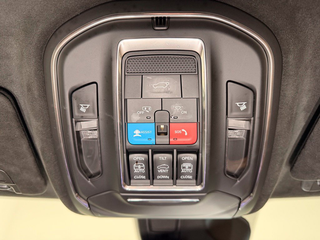 Used 2025 Jeep Grand Cherokee Summit AWD/4WD image 12