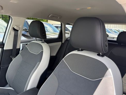 New 2025 Volkswagen Taos SE FWD image 12