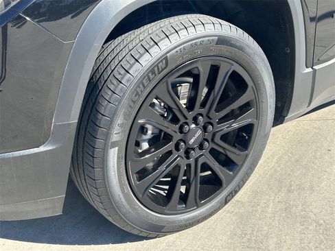 Used 2022 GMC Acadia SLT w/ Elevation Edition image 9