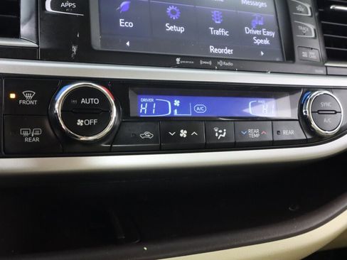Used 2019 Toyota Highlander XLE FWD image 22
