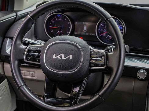 Certified 2023 Kia Carnival LX image 9