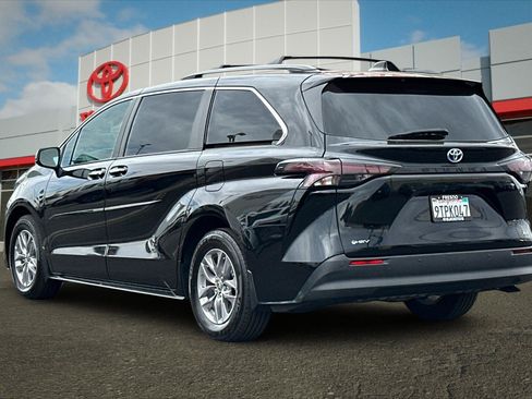 Certified 2025 Toyota Sienna XLE FWD image 5