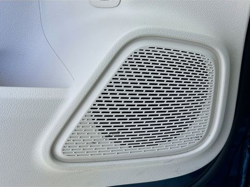 Used 2023 Mercedes-Benz GLB 250 w/ Premium Package image 19