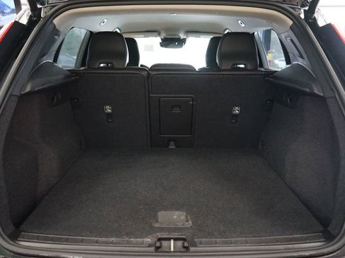 Used 2022 Volvo XC40 T5 Momentum image 50