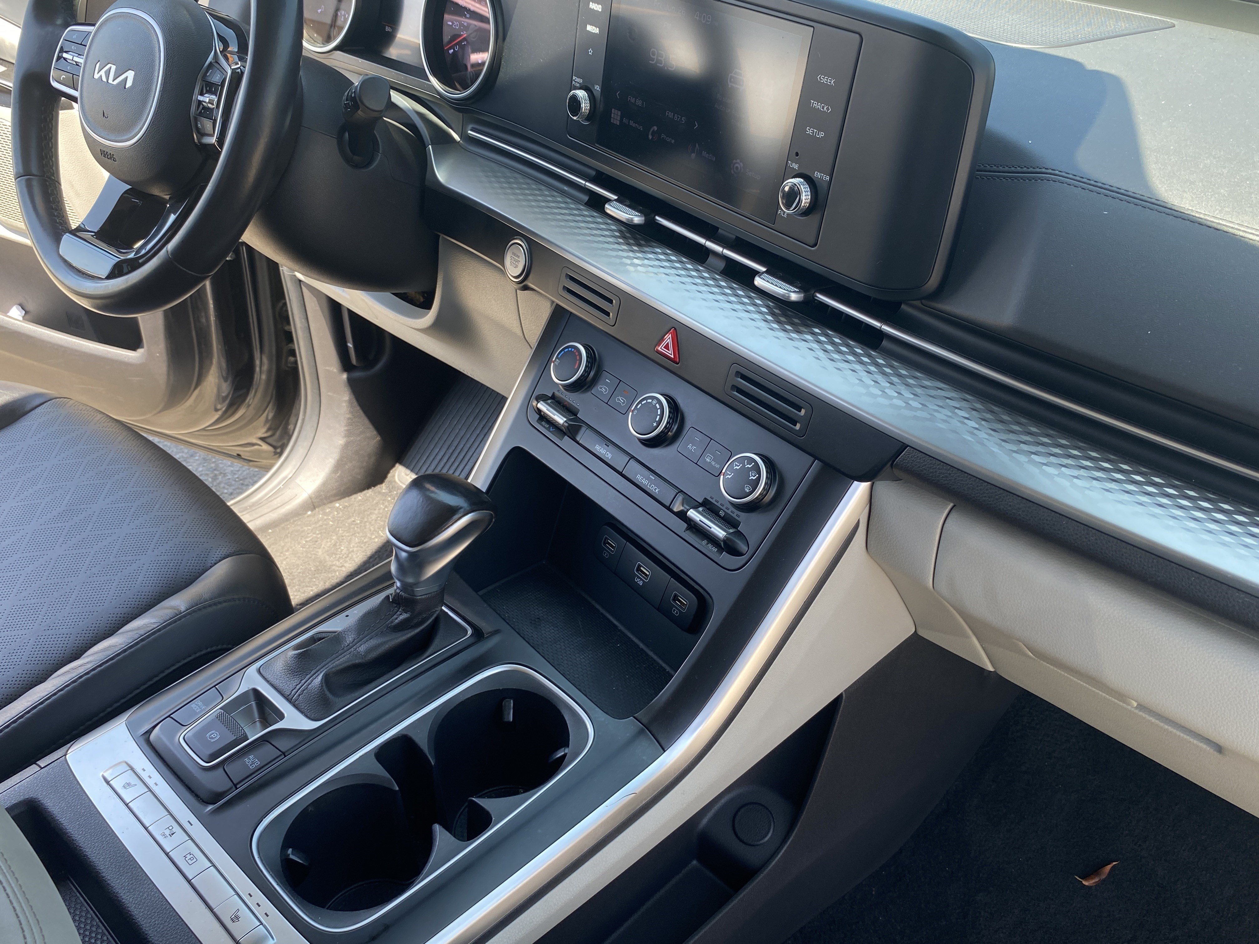 Used 2024 Kia Carnival LX FWD image 26