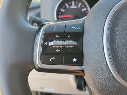 Used 2023 Kia Carnival LX image 19