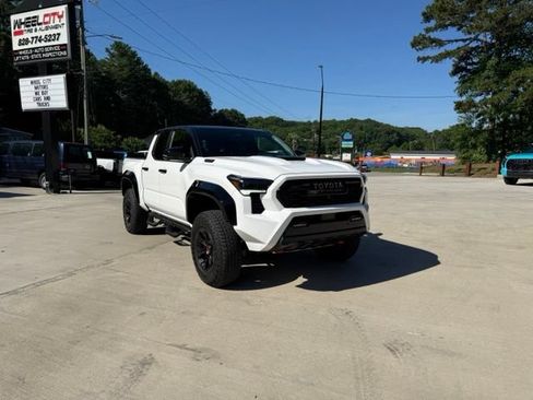 Used 2025 Toyota Tacoma TRD Pro AWD/4WD image 14