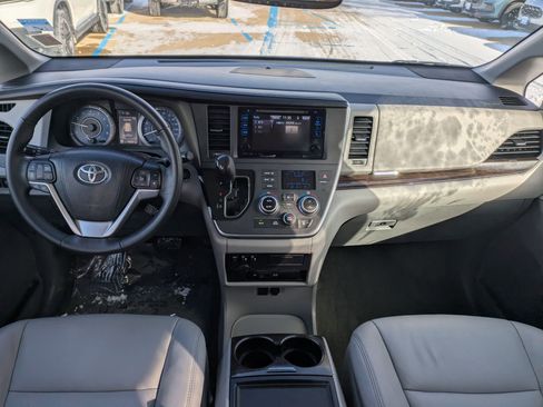 Used 2017 Toyota Sienna XLE Premium image 28
