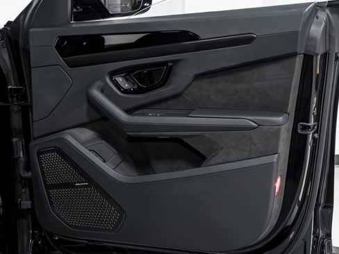 Used 2025 Lamborghini Urus SE AWD/4WD image 45