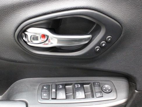 Used 2019 Jeep Cherokee Limited image 17