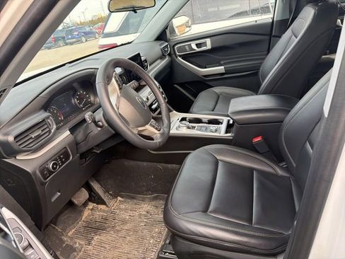 Used 2023 Ford Explorer XLT w/ Equipment Group 202A image 4