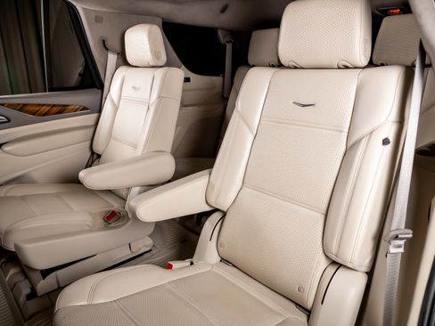 Used 2021 Cadillac Escalade Sport Platinum w/ LPO, ONYX Package image 21