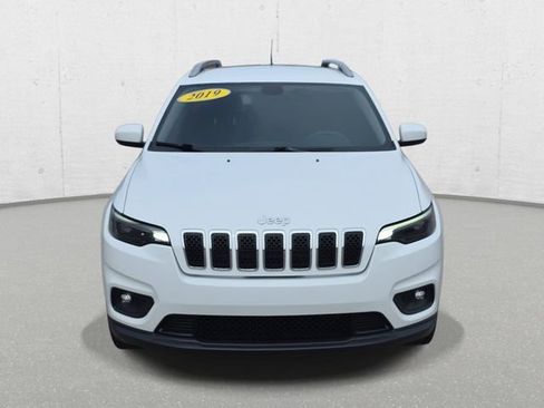 Used 2019 Jeep Cherokee Latitude w/ Cold Weather Group FWD image 2