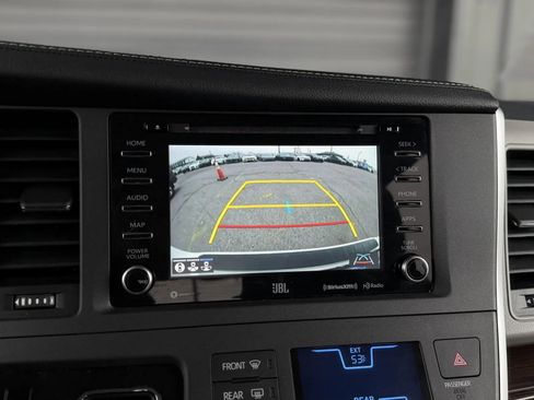 Used 2020 Toyota Sienna Limited image 32