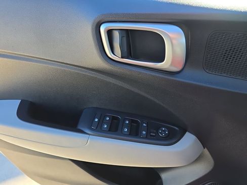 Used 2024 Hyundai Venue SEL image 31