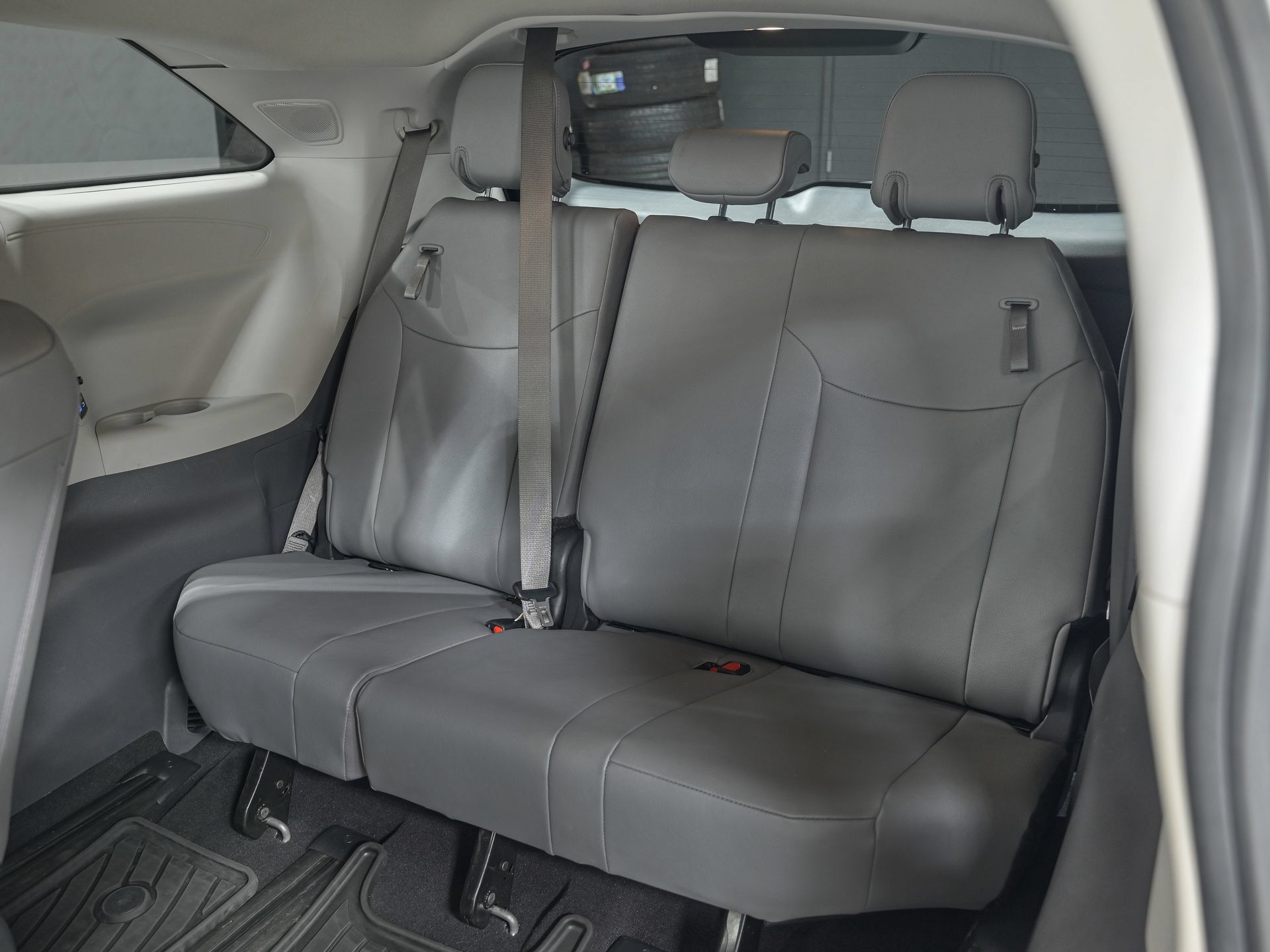 Used 2024 Toyota Sienna XLE w/ XLE Plus Package FWD image 28