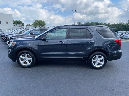 Used 2017 Ford Explorer XLT w/ Equipment Group 202A AWD/4WD image 7