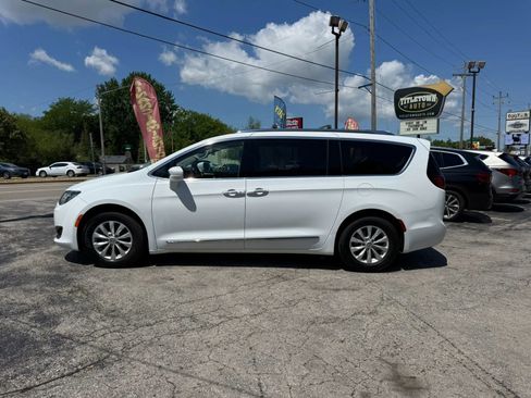 Used 2018 Chrysler Pacifica Touring-L FWD image 2