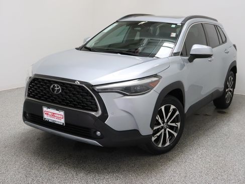 Used 2023 Toyota Corolla Cross XLE w/ Convenience Package FWD image 2