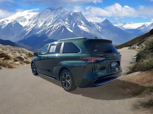 Used 2025 Toyota Sienna Platinum image 3