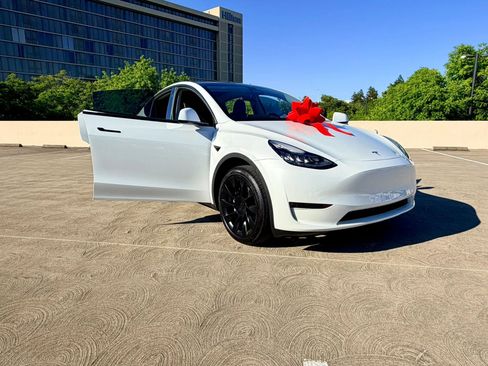 Used 2023 Tesla Model Y AWD image 32