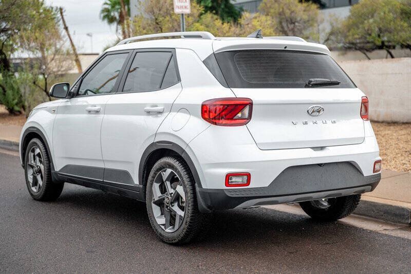 Used 2022 Hyundai Venue SEL FWD image 3