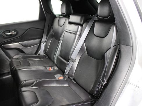 Used 2019 Jeep Cherokee Latitude Plus FWD image 18