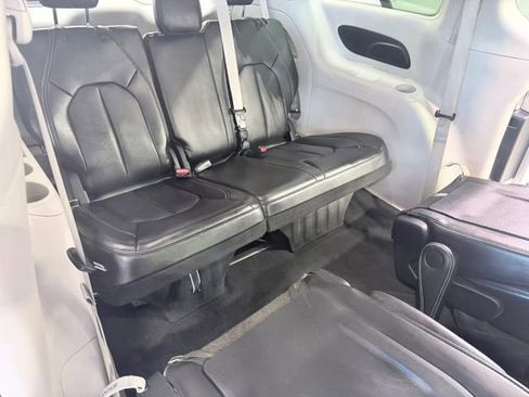 Used 2024 Chrysler Pacifica Touring-L FWD image 35