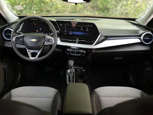 Used 2024 Chevrolet Trax LT w/ Driver Confidence Package FWD image 19