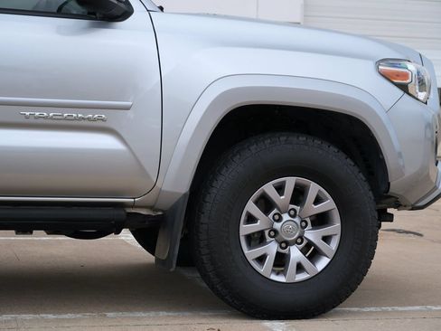 Used 2018 Toyota Tacoma SR5 RWD image 31