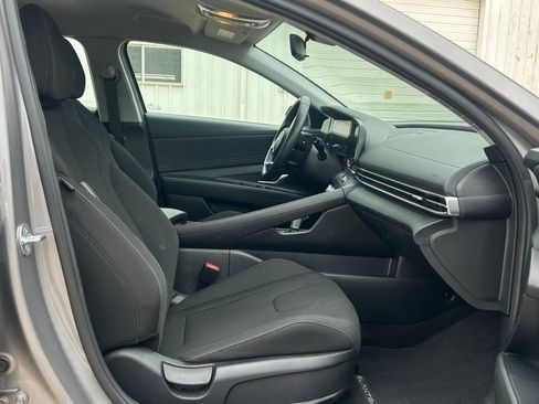Used 2023 Hyundai Elantra SEL w/ Convenience Package image 19