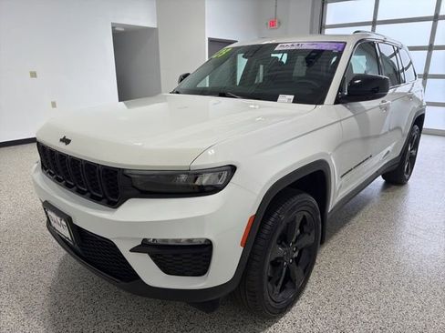 Used 2023 Jeep Grand Cherokee Limited w/ Black Appearance Package AWD/4WD image 6