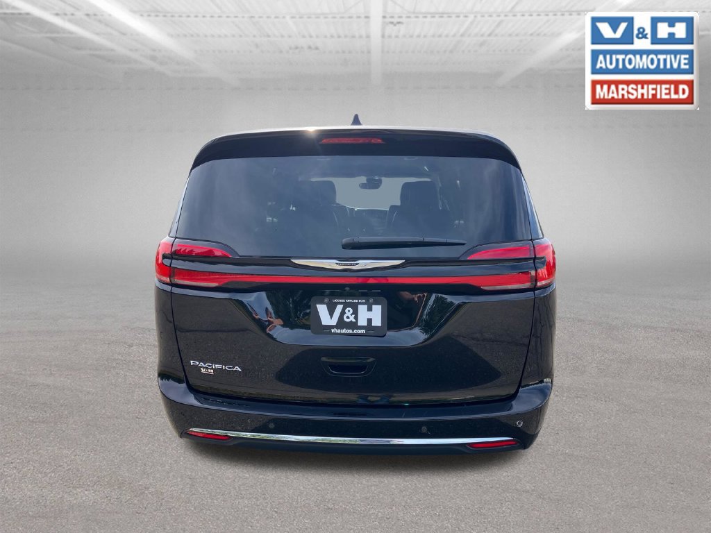 Used 2024 Chrysler Pacifica Touring-L FWD image 3