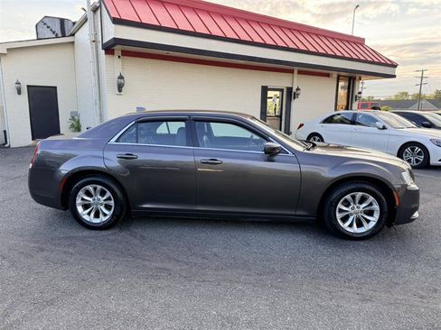 Used 2016 Chrysler 300 Limited RWD image 4