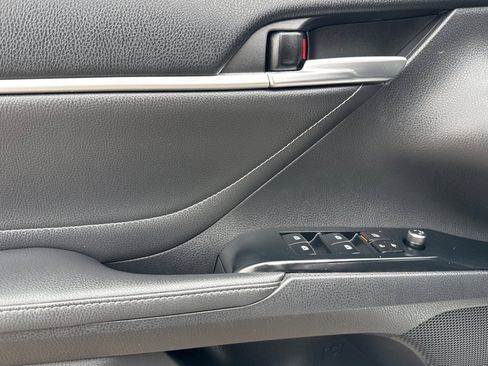 Used 2018 Toyota Camry XSE image 11